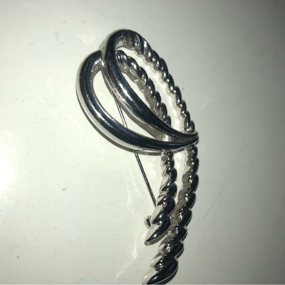 Vintage Trifari elegant J ribbon twist brooch,modernist statement brooch-used - Picture 3 of 5